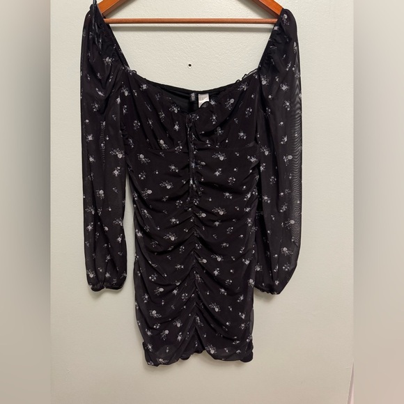 H&M Black Dress with White Floral Design - Picture 4 of 7